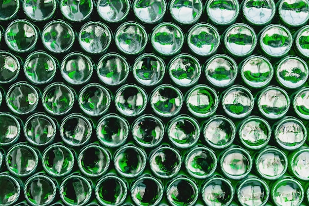 Glasflaschen grün grüne Glasflaschen Bier Wand gebildet durch grüne Flaschen grüne Flaschen backgroun