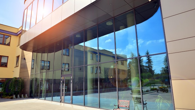 Glasgebäude mit transparenter Fassade des Gebäudes und blauem Himmel