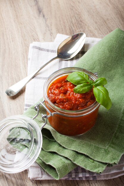 Glasgefäß mit selbst gemachter Tomatenteigensoße