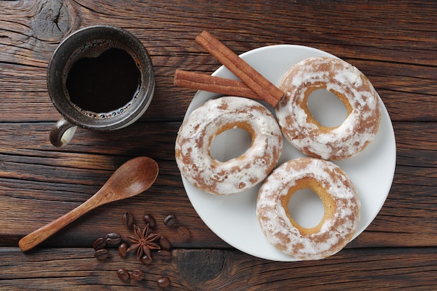 Glasierte Bagels und eine Tasse Kaffee