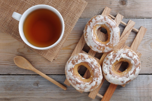 Foto glasierte bagels und tasse tee