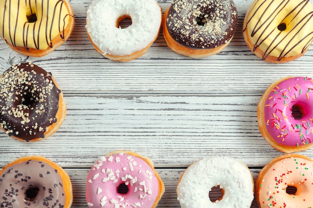 Glasierte Donuts auf Holz