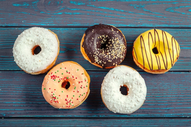 Glasierte Donuts auf Holz