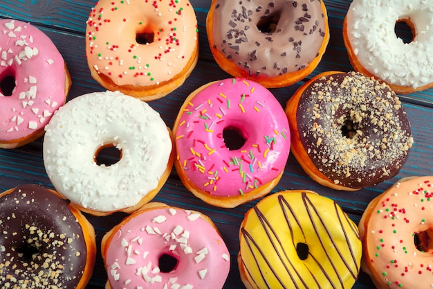 Glasierte Donuts auf Holz