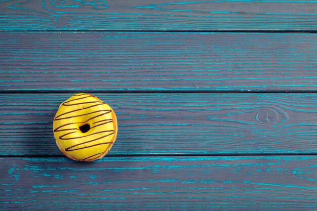 Glasierte Donuts auf Holz