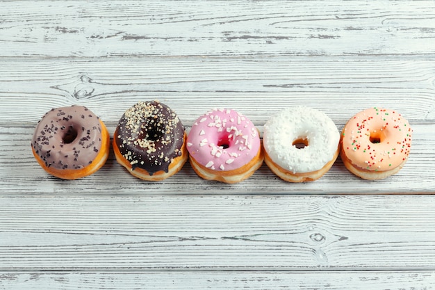 Glasierte Donuts auf Holz