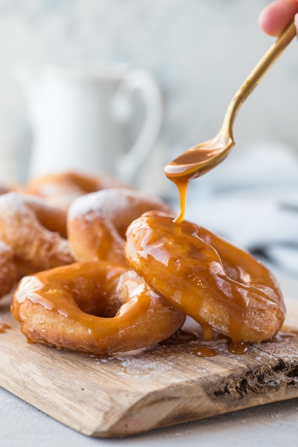 Glasierte Karamellkrapfen. Eine Nahaufnahme von frisch glasierten Donuts in einer Studioumgebung. süßer Donut