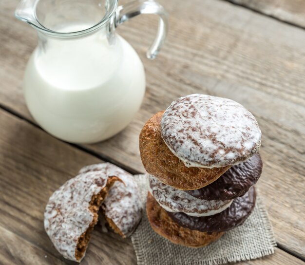 Glasierte Lebkuchen mit Krug Milch