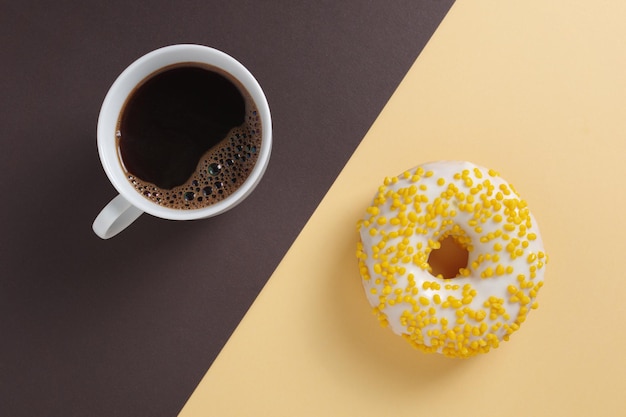 Glasierter Donut und Kaffee