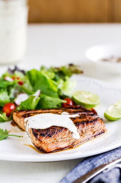 Glasierter Lachs mit Salat von Sauerrahm-Dressing