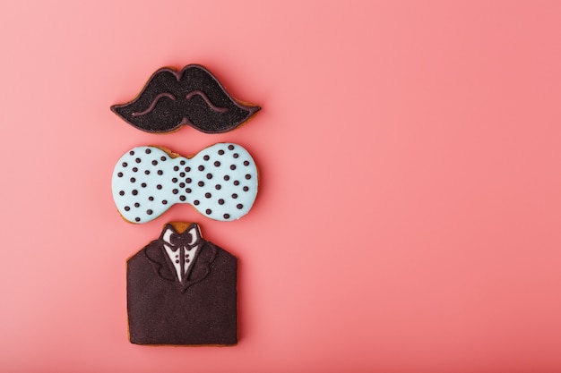 Glasierter Lebkuchen in Form eines Schnurrbartes, eines Schmetterlings und eines Smoking. Handgemachte Kekse.