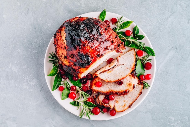 Glasierter Schinken mit Preiselbeersoße Gebratenes Feiertags-Schweinefleisch mit Gewürzen Kopierraum von oben