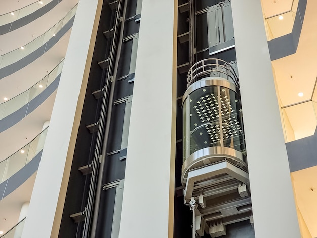 Glaskapselaufzug in einem Luxushotel oder Gebäude. Moderner Glasaufzug in die oberen Etagen