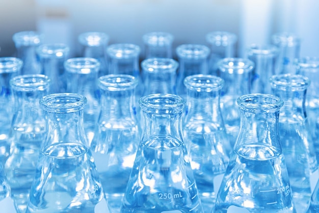 Foto glaskolbe mit flüssigkeit im labor blauer ton selektiver fokus