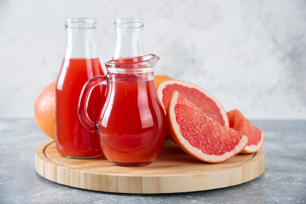 Glaskrüge Grapefruitsaft mit Fruchtscheiben.