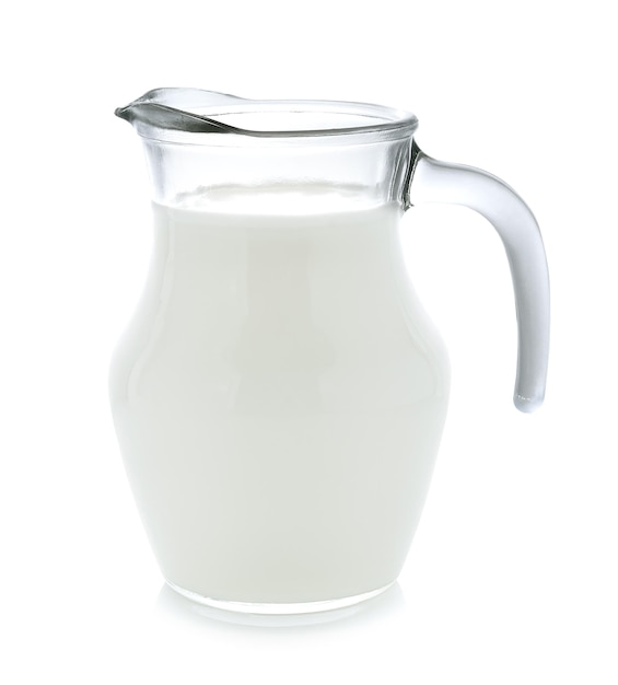 Glaskrug mit Milch, isoliert auf Weiß