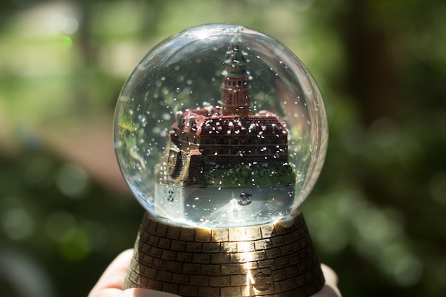 Foto glaskugel mit einer burg, souvenir, hartes licht