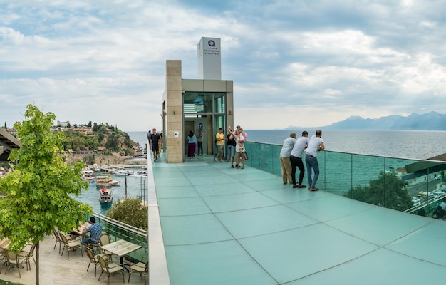 Glaslift Aussichtspunkt am Hafen von Antalya auf der Spitze im Stadtteil Kaleici in Antalya Türkei