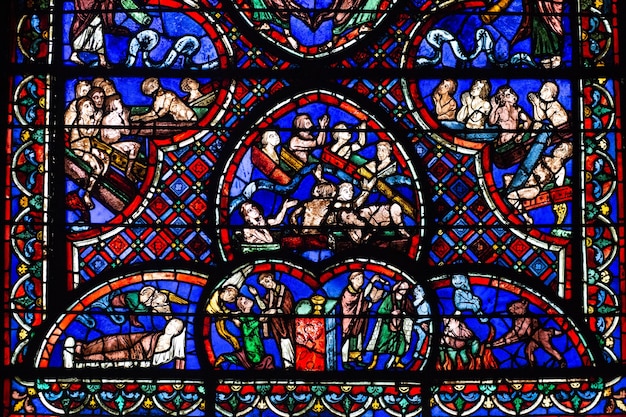 Glasmalerei der Kathedrale von Bourges - Das Fenster des Jüngsten Gerichts - Die Toten, die aus ihren Gräbern auferstehen