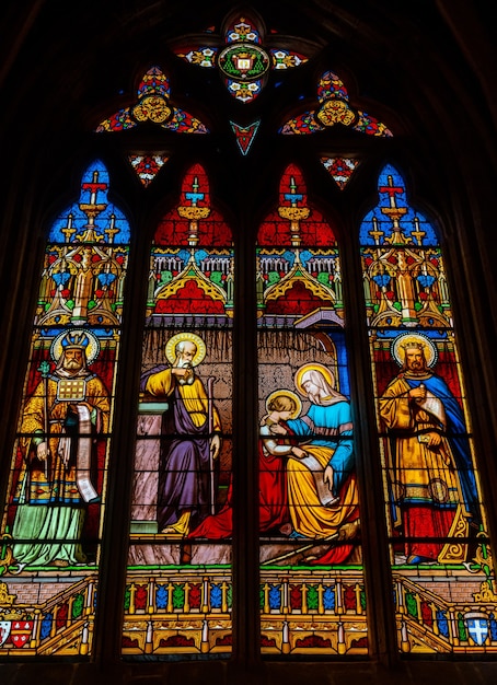 Glasmalerei in der Kathedrale Saint Corentin im mittelalterlichen Dorf Quimper im Département Finisterre. Französische Bretagne, Frankreich