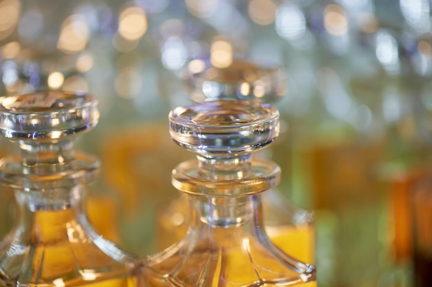 Glasparfümflaschen auf Basis von ÖlenA Bazaar marketAromaöle Ölparfüm in facettierten Glasgefäßen