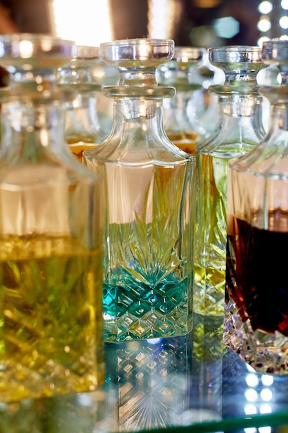 Glasparfümflaschen auf Basis von ÖlenA Bazaar marketAromaöle Ölparfüm in facettierten Glasgefäßen