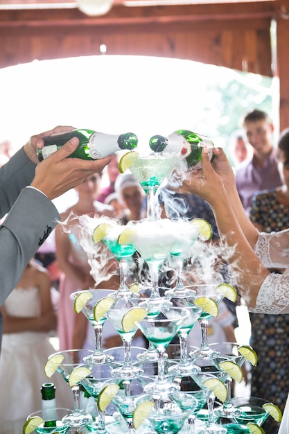 Foto glaspyramide für champagner oder wein auf der hochzeitsfeier.