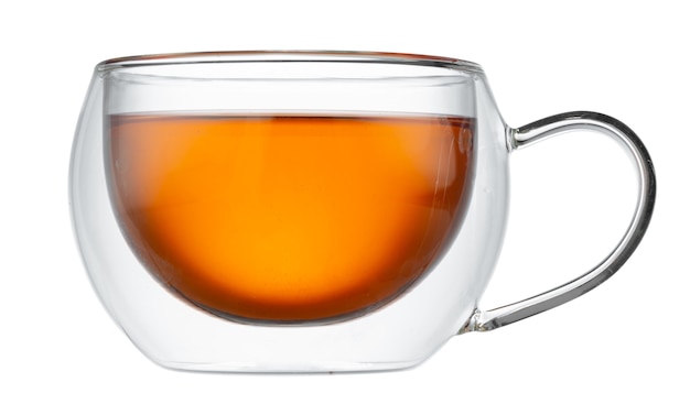 Glasschale des schwarzen Tees lokalisiert auf weißem Hintergrund
