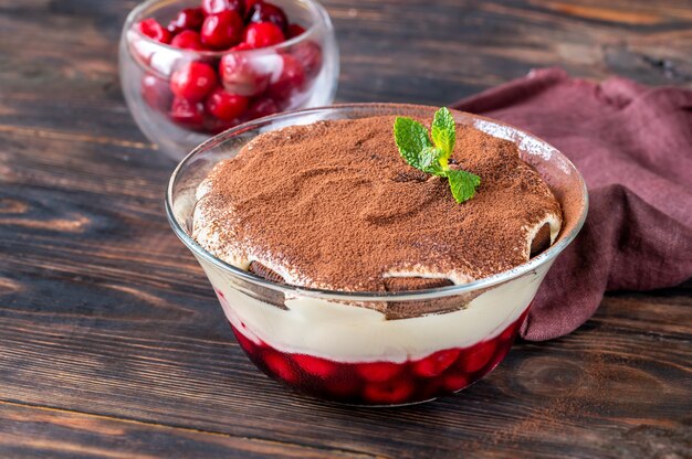 Glasschale Dessert mit Keksen, Kirschen und Frischkäse