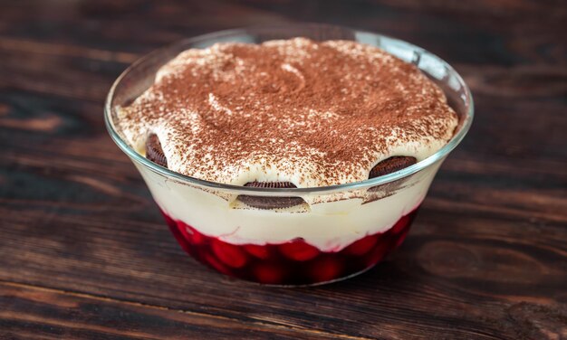 Glasschale Dessert mit Oreo, Kirschen und Frischkäse