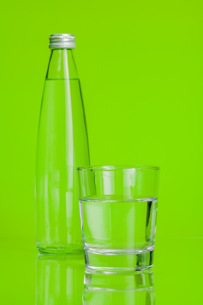 Glasschale Mineralwasser auf Grün