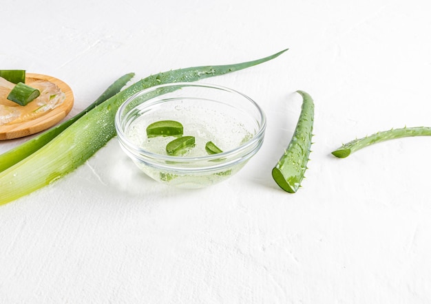 Glasschale mit natürlichem Aloe-Vera-Gel zur Pflege junger fettiger Problemhaut von Gesicht und Körper Bio-Kosmetik weißer Hintergrund