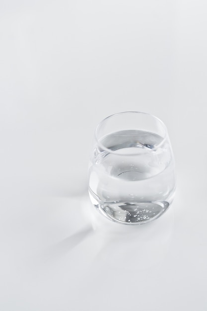 Glasse de agua clara.