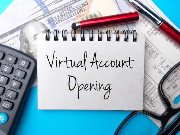 Glassespencalculatorbanknotes e formula paper com texto Virtual Account Opening em um fundo azul
