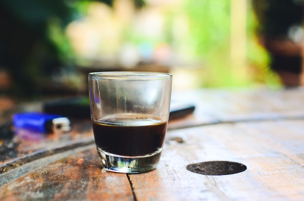 Glastasse Espressokaffee auf dem Tisch