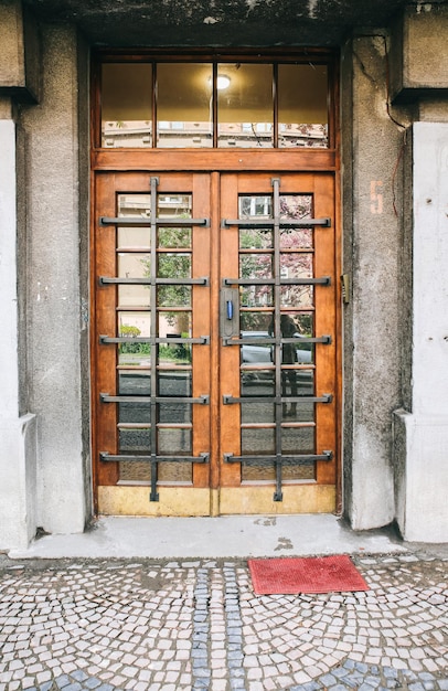 Glastüren mit Gitter darauf