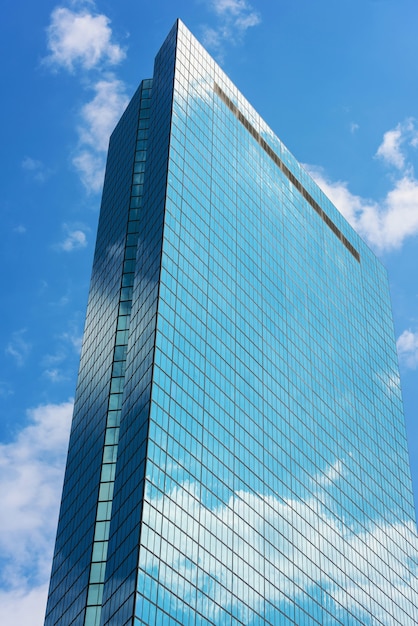 Glasturm mit weißen Wolken in der Stadt von Boston