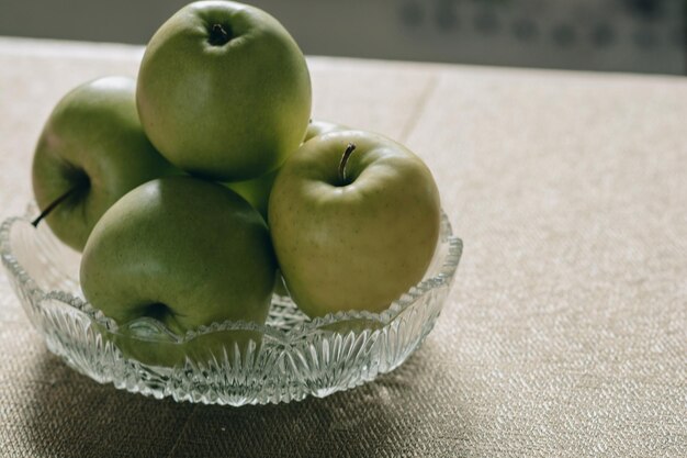 Glasvase mit grünen Äpfeln Frische saftige Früchte vegetarisches Essen