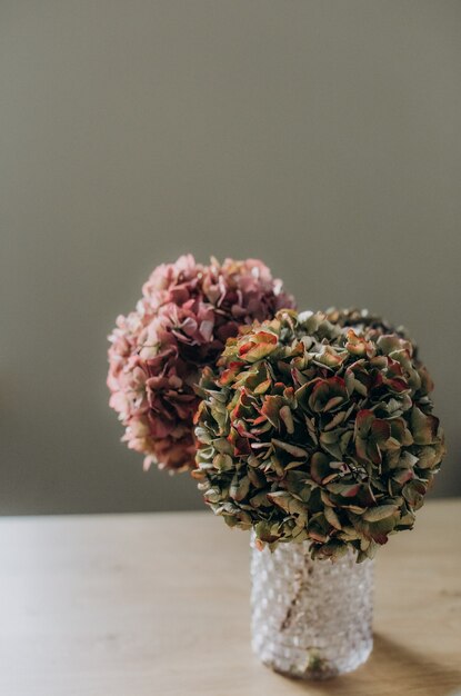 Glasvase Tisch der dekorativen Blumen innerhalb eines Hauses