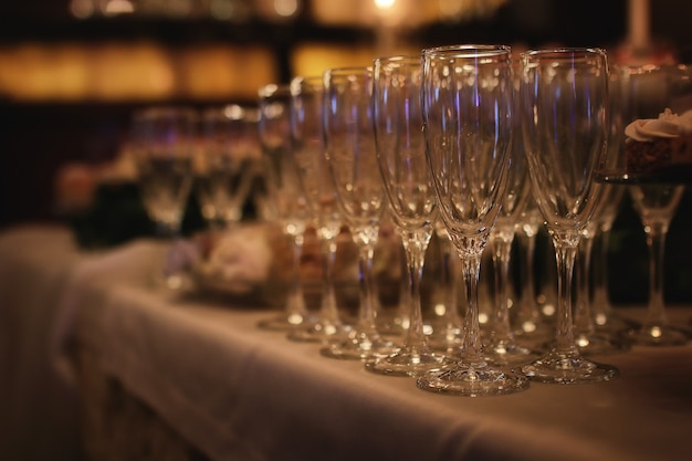 Glasweingläser auf dem Tisch serviert für den Empfang im Restaurant