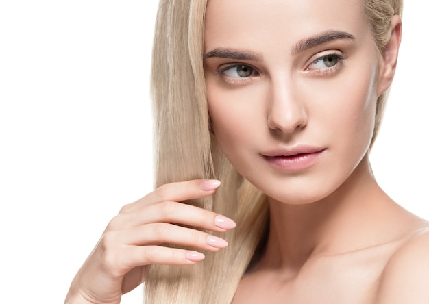 Glatte lange blonde Haare Frau natürliche Make-up gesunde Haut isoliert auf weiß