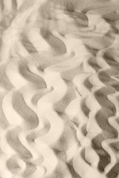 Glatte Linien auf dem Sand und runden Steinen
