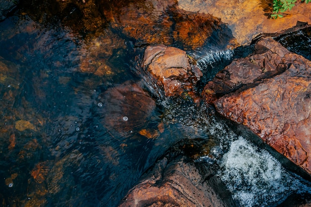 Glatte Wassernahaufnahme der Steine im Frühjahr.