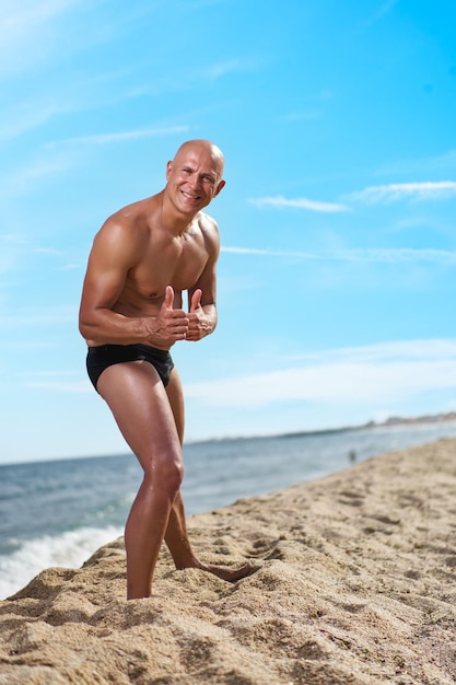 Glatzkopf am Strand am Meer im Urlaub