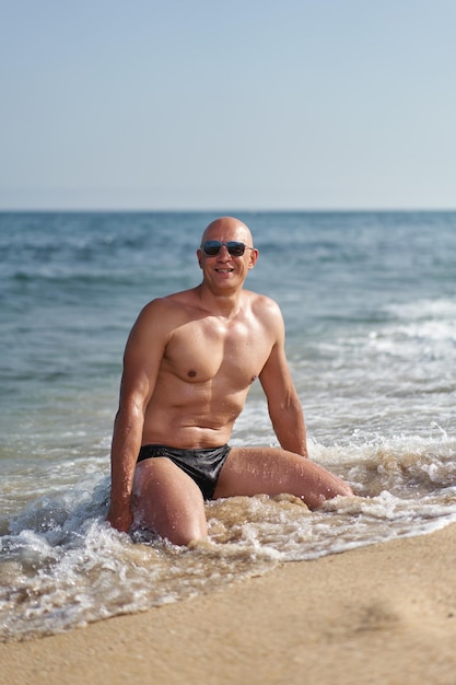 Glatzkopf am Strand am Meer im Urlaub