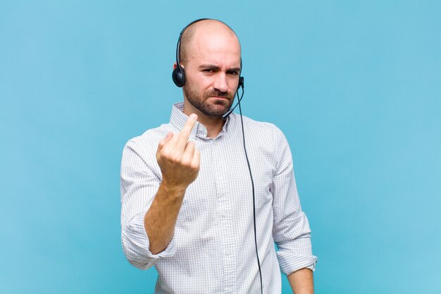 Glatzkopf, wütend, genervt, rebellisch und aggressiv, mit dem Mittelfinger umgedreht und zurückgeschlagen