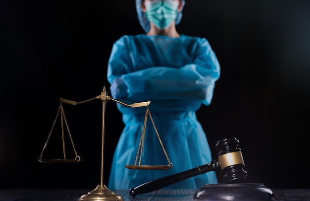 Gleichgewichtsskala und Justiz-Meeräsche-Hammer ist ein Rechtsschutzarzt, der den Untersuchungspatienten diagnostiziert und zum Tod führt