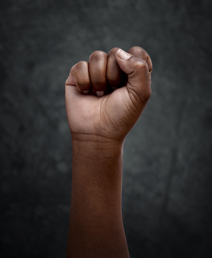 Foto gleichheitsprotest und handfaust für gerechtigkeit oder solidarität, menschenrechte und unterstützung für die gemeinschaft. kampf für veränderung, macht und revolution für freiheit oder ermächtigung auf dunklem oder schwarzem hintergrund