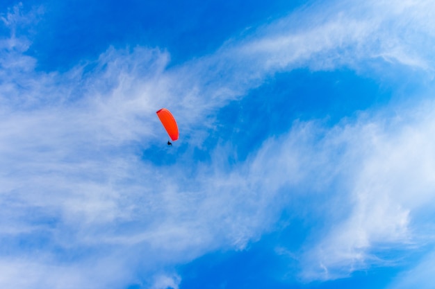 Gleitschirmfliegen am blauen Himmel. Fallschirm mit Gleitschirm fliegt. Extremsport, Freiheitskonzept