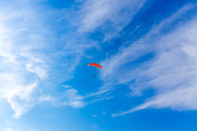 Gleitschirmfliegen am blauen Himmel. Fallschirm mit Gleitschirm fliegt. Extremsport, Freiheitskonzept